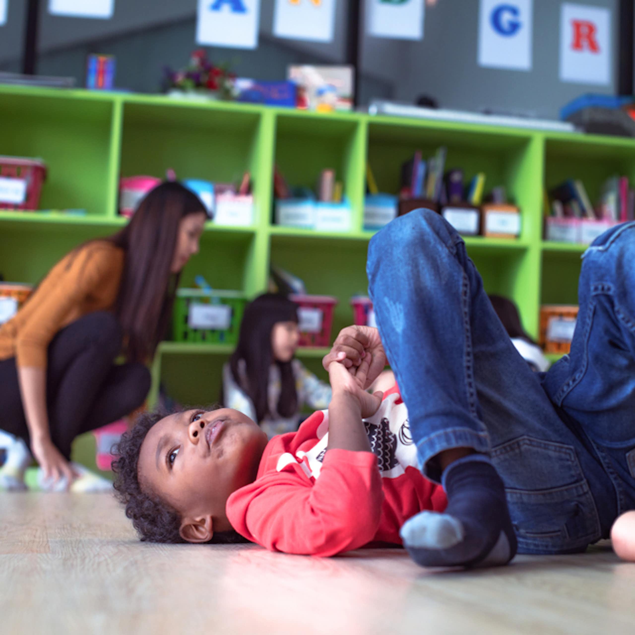 Un niño en el suelo dentro de un aula