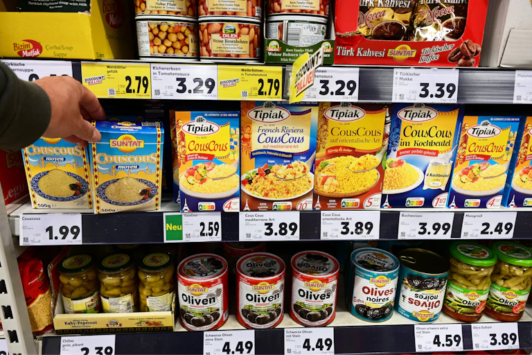 Rayon d'un supermarché allemand avec des produits Tipiak.