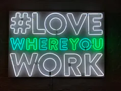Un letrero de neón que dice #AMA DONDE TRABAJAS