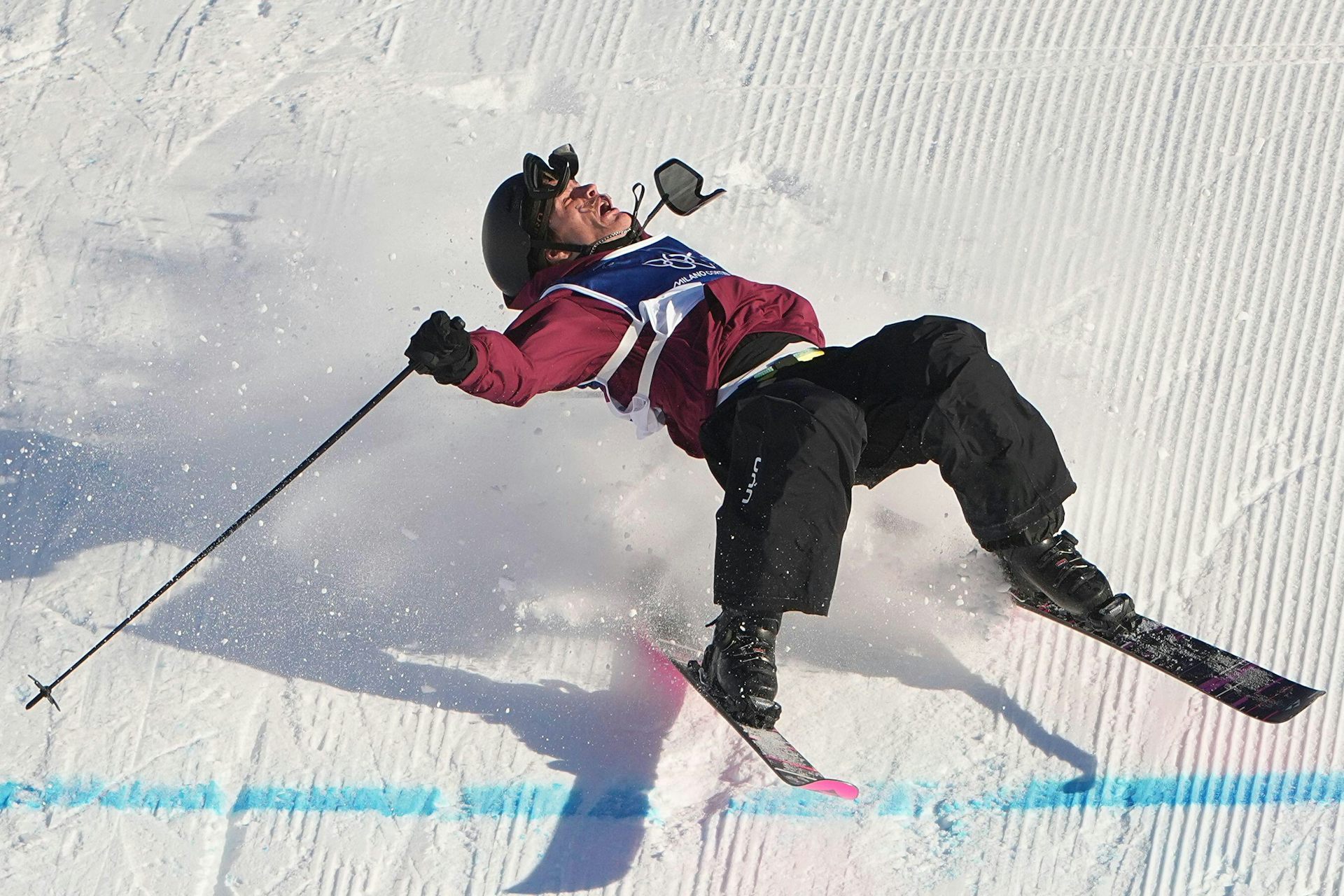 Austrian freestyle skiier Julius Forer crashes during a qualifying run at the 2026 Winter Olympics.