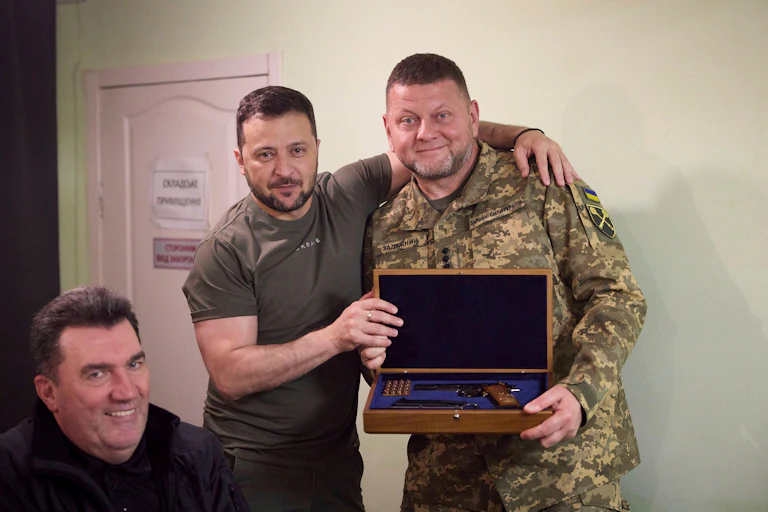 Volodymyr Zelensky with his arm around Ukraine's commander in chief, Valerii Zaluzhny.