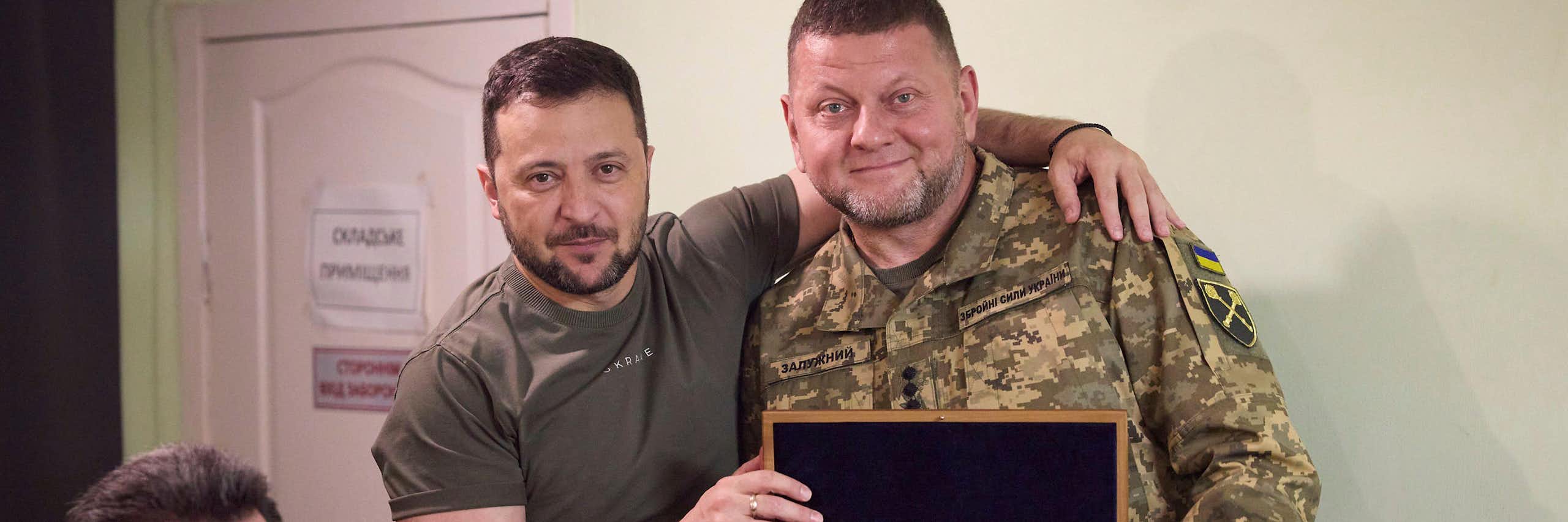 Volodymyr Zelensky with his arm around Ukraine's commander in chief, Valerii Zaluzhny.