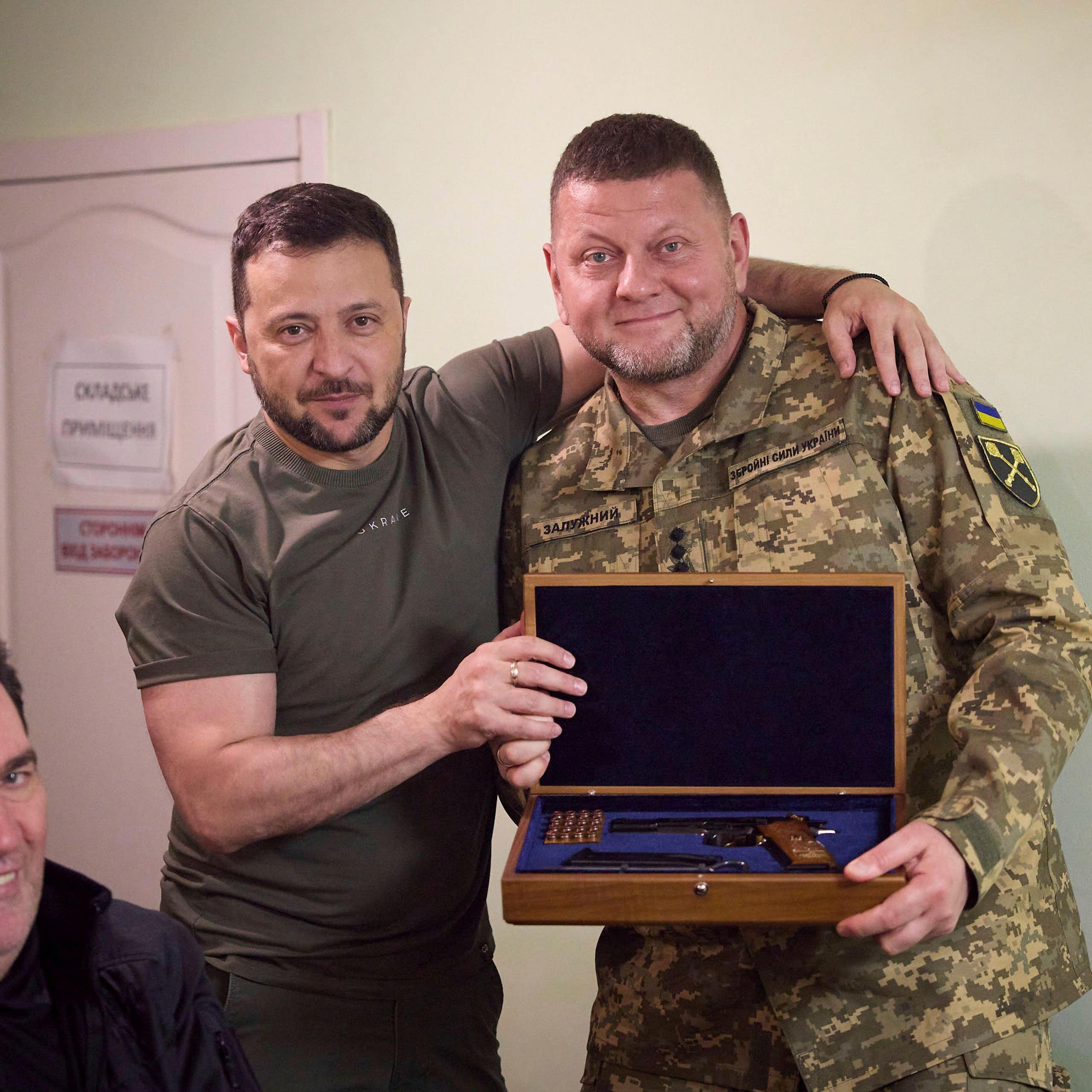 Volodymyr Zelensky with his arm around Ukraine's commander in chief, Valerii Zaluzhny.