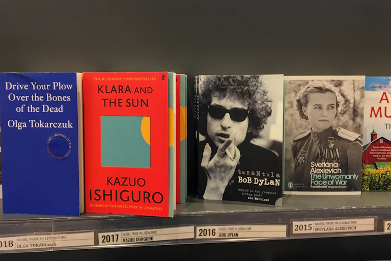 Un libro de Bob Dylan en una estantería en la que destacan libros de los premios Nobel de Literatura a lo largo de los años.