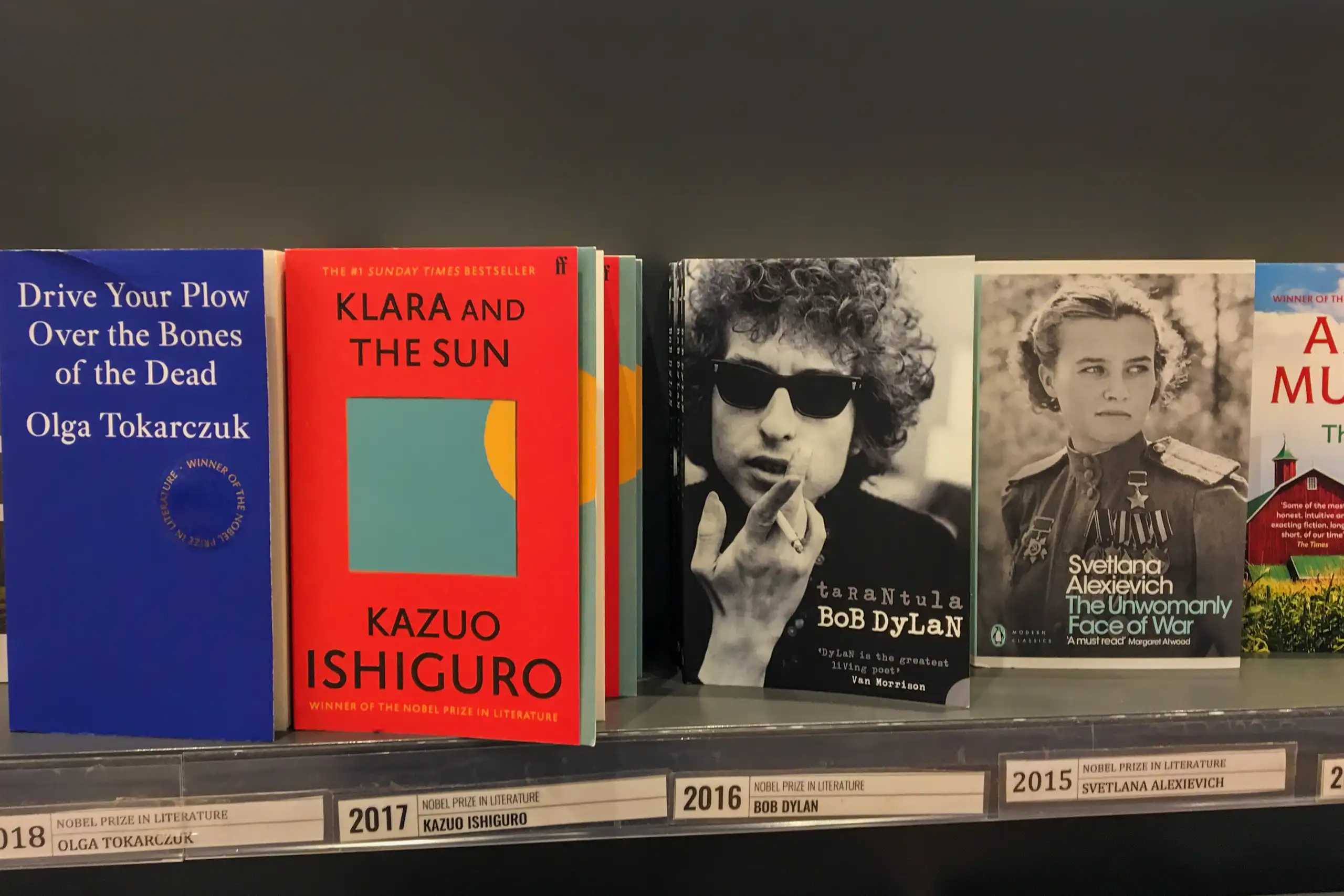 Un libro de Bob Dylan en una estantería en la que destacan libros de los premios Nobel de Literatura a lo largo de los años.