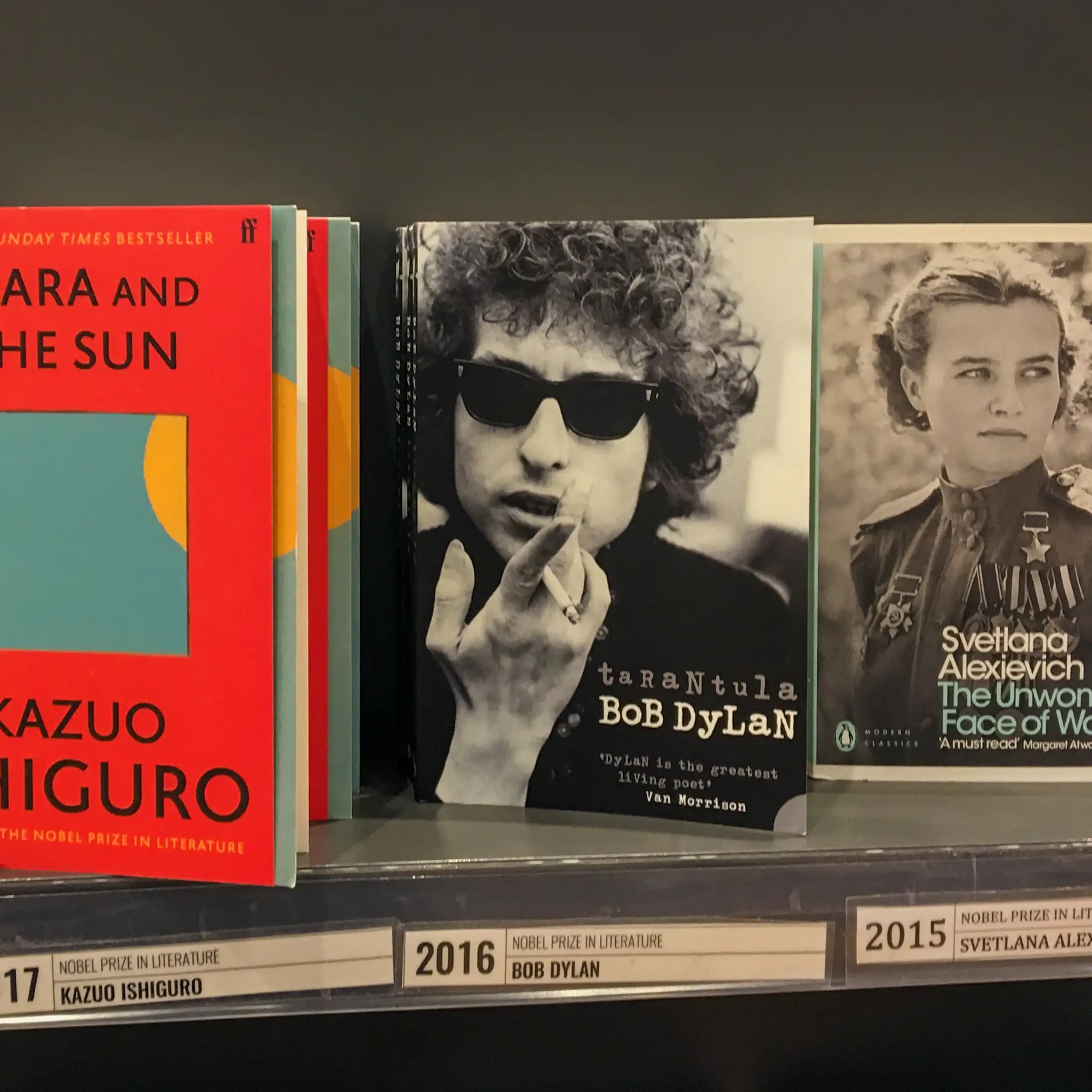Un libro de Bob Dylan en una estantería en la que destacan libros de los premios Nobel de Literatura a lo largo de los años.