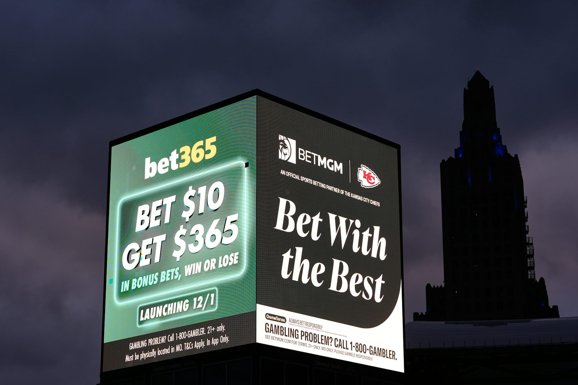 Anuncios de aplicaciones de apuestas deportivas vistos en una valla publicitaria