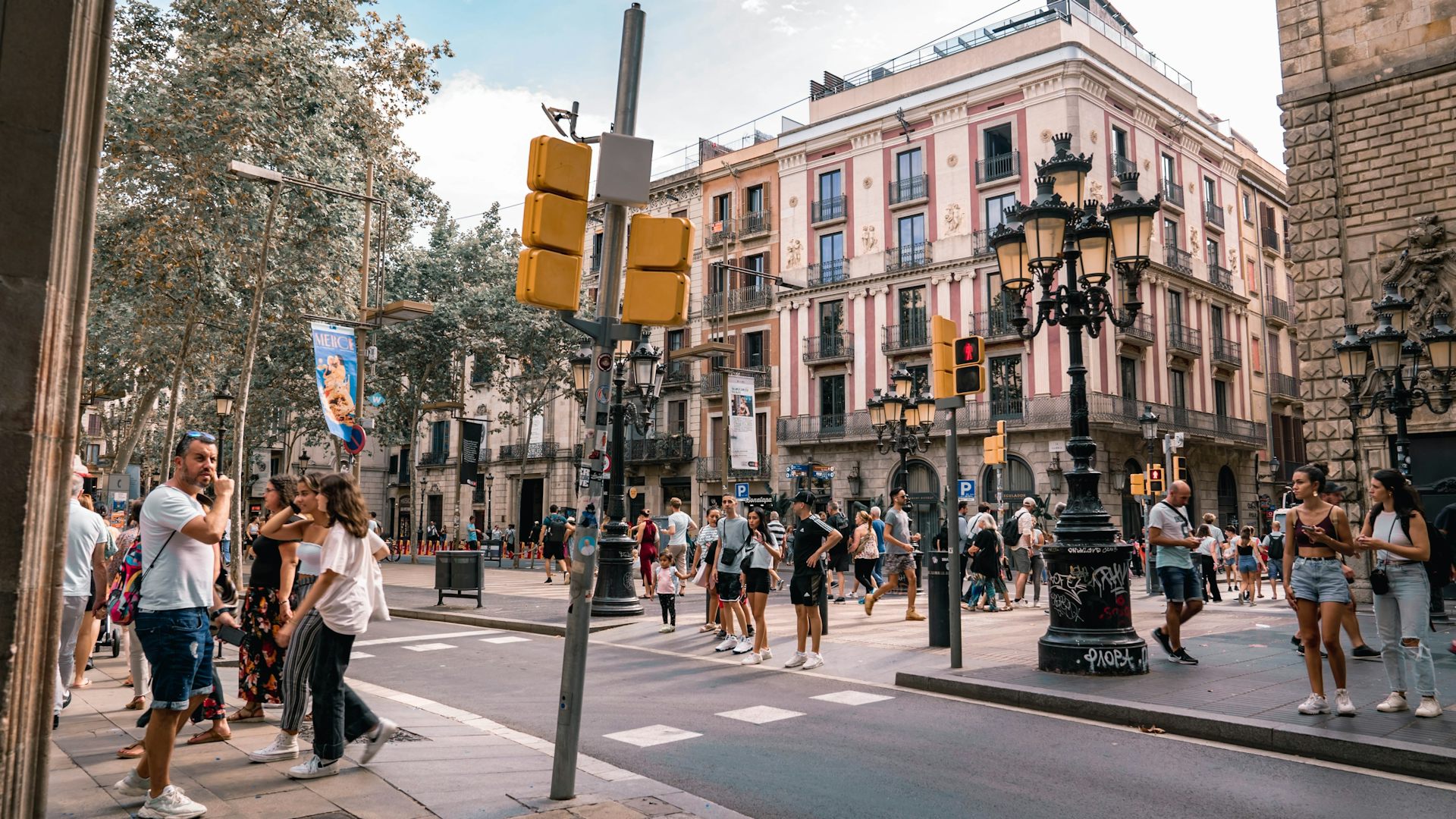 Molta gent passeja per Gràcia, a Barcelona