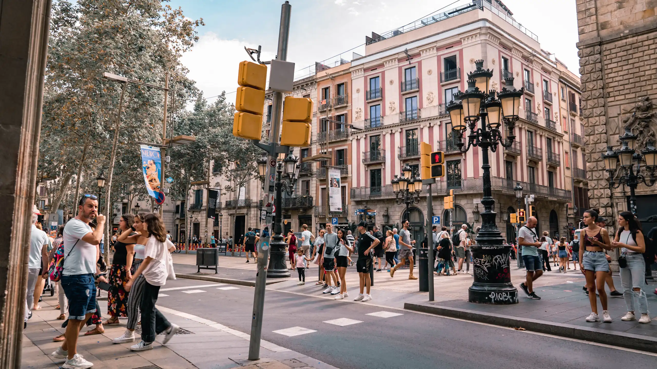 Molta gent passeja per Gràcia, a Barcelona