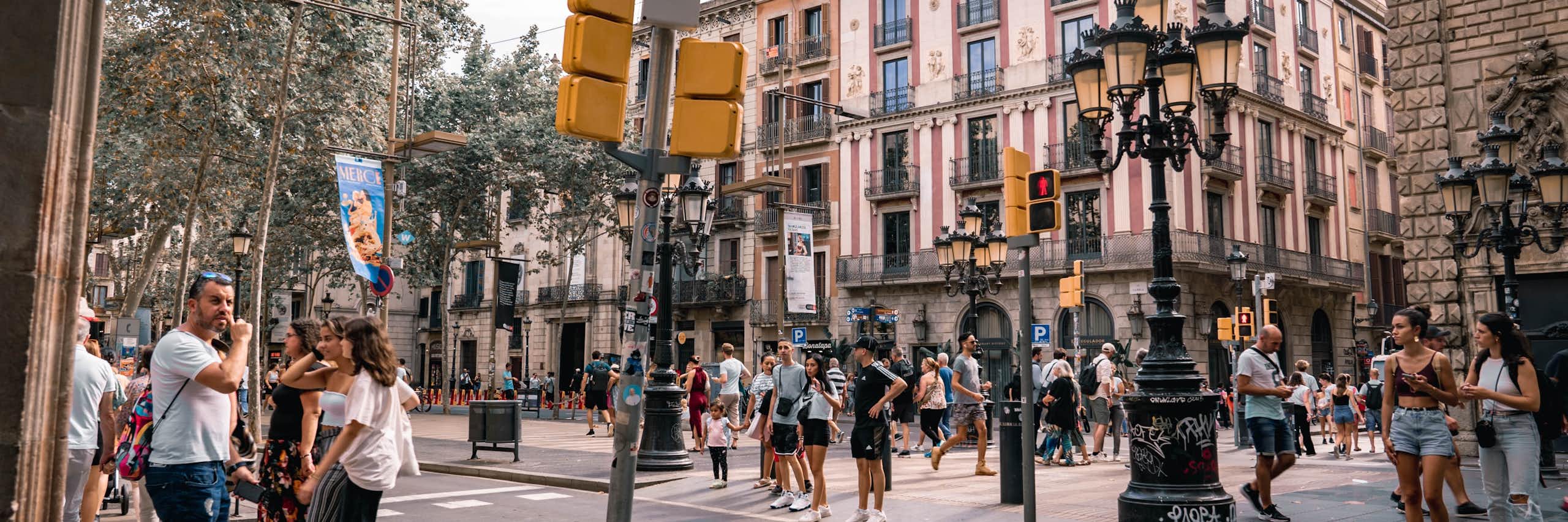 Molta gent passeja per Gràcia, a Barcelona