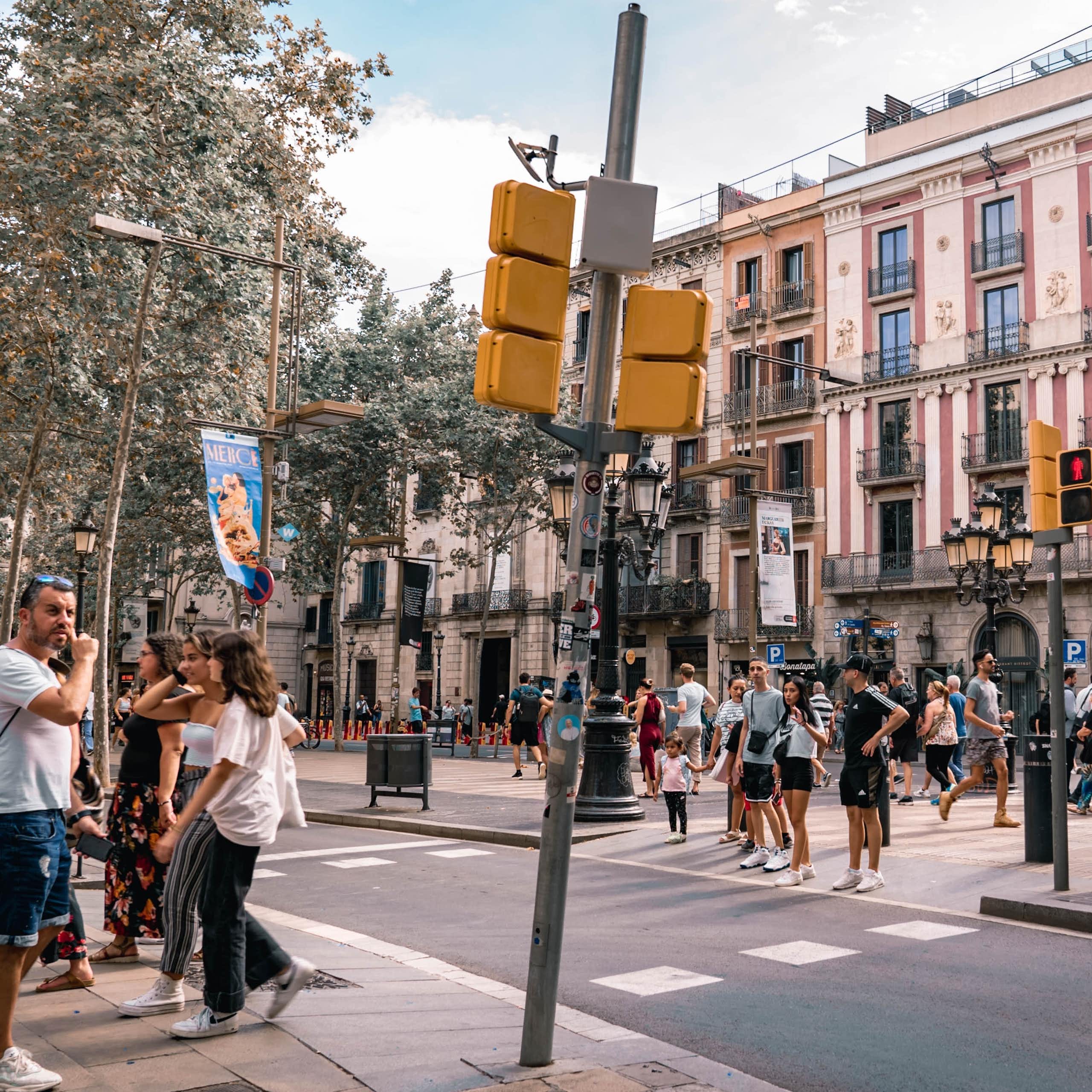 Molta gent passeja per Gràcia, a Barcelona