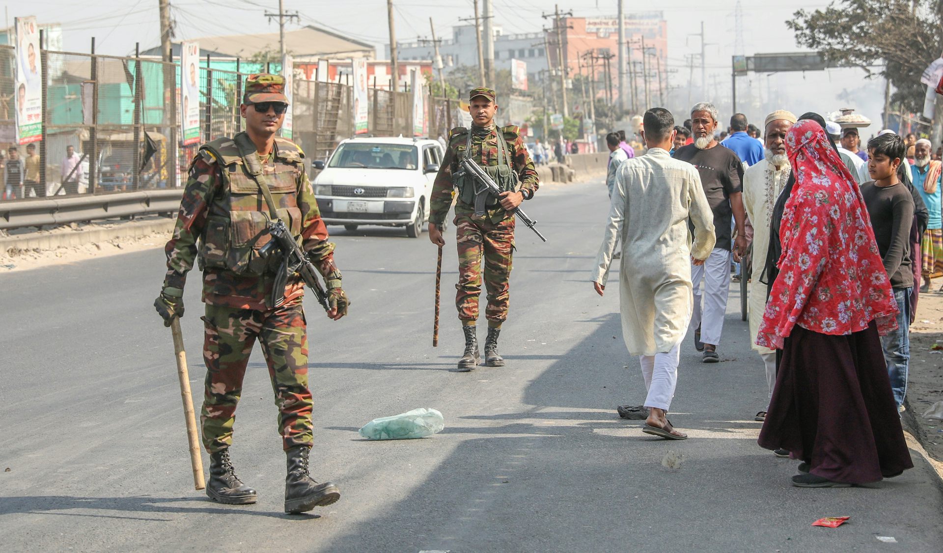 Militares de Bangladesh patrulham uma rua na cidade de Narayanganj.