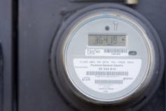 Cómo la desregulación encareció la electricidad, no la abarató 2 Una pieza circular de metal con lectura de números digitales.