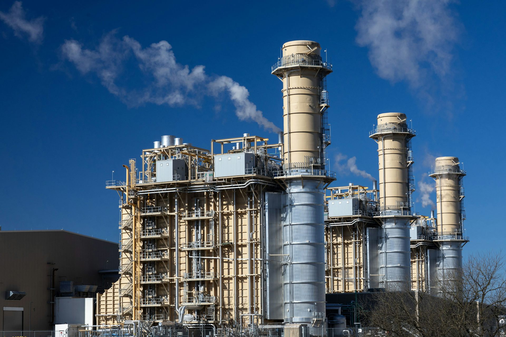 Un gran edificio con tuberías y torres de escape.