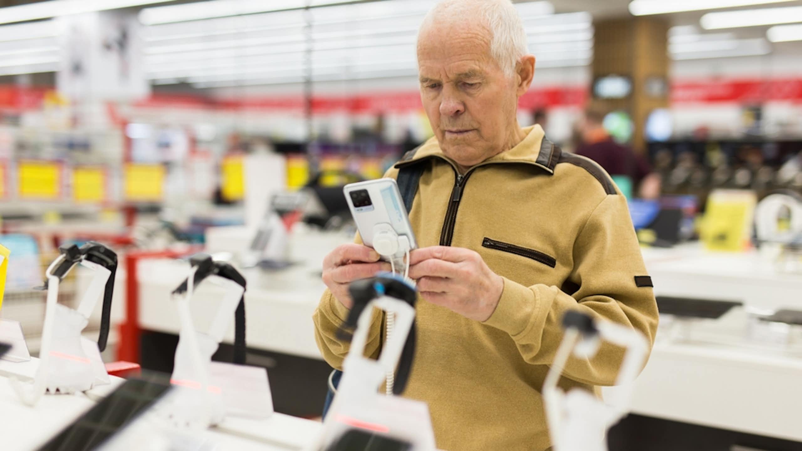 Choix de smartphone en grande surface.