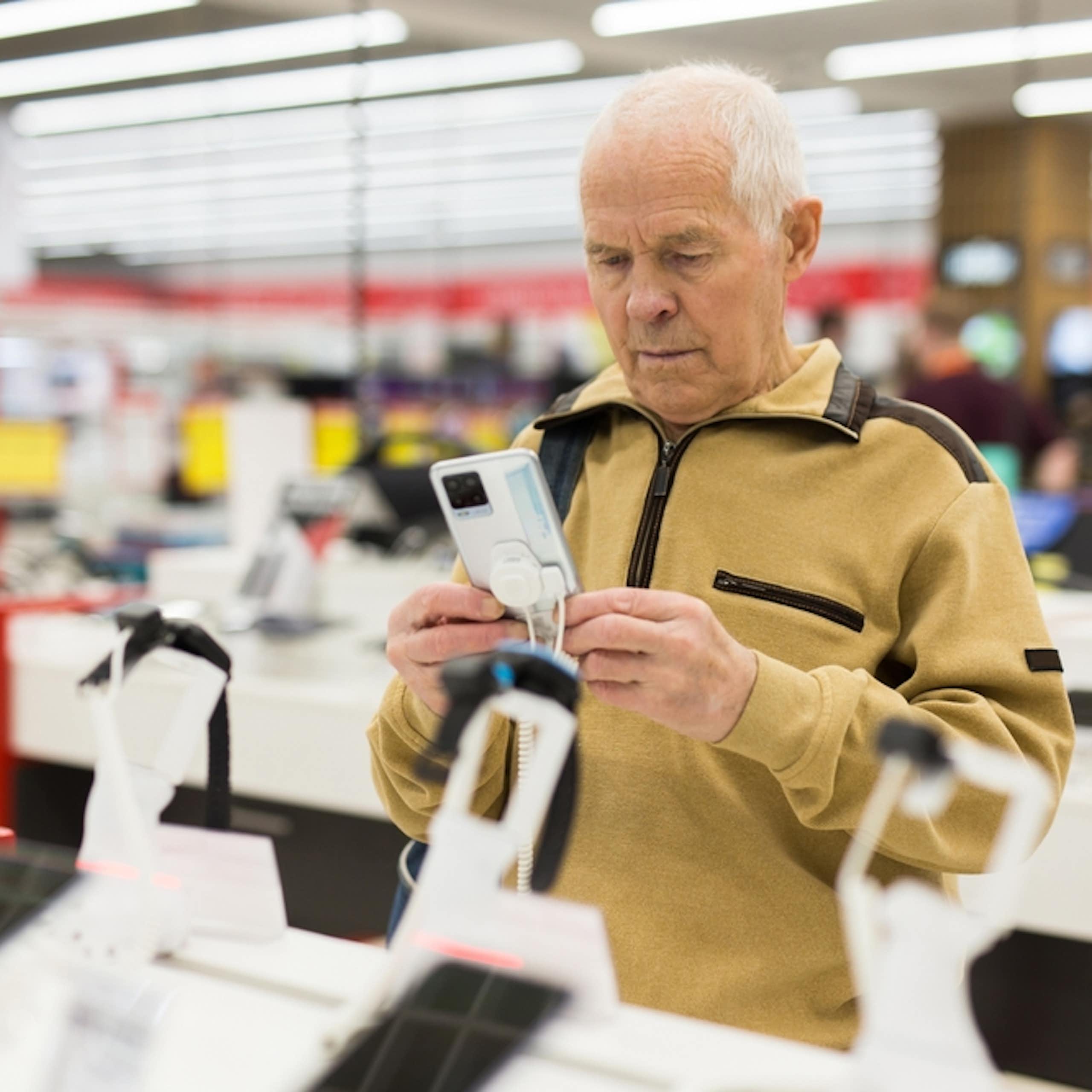 Choix de smartphone en grande surface.