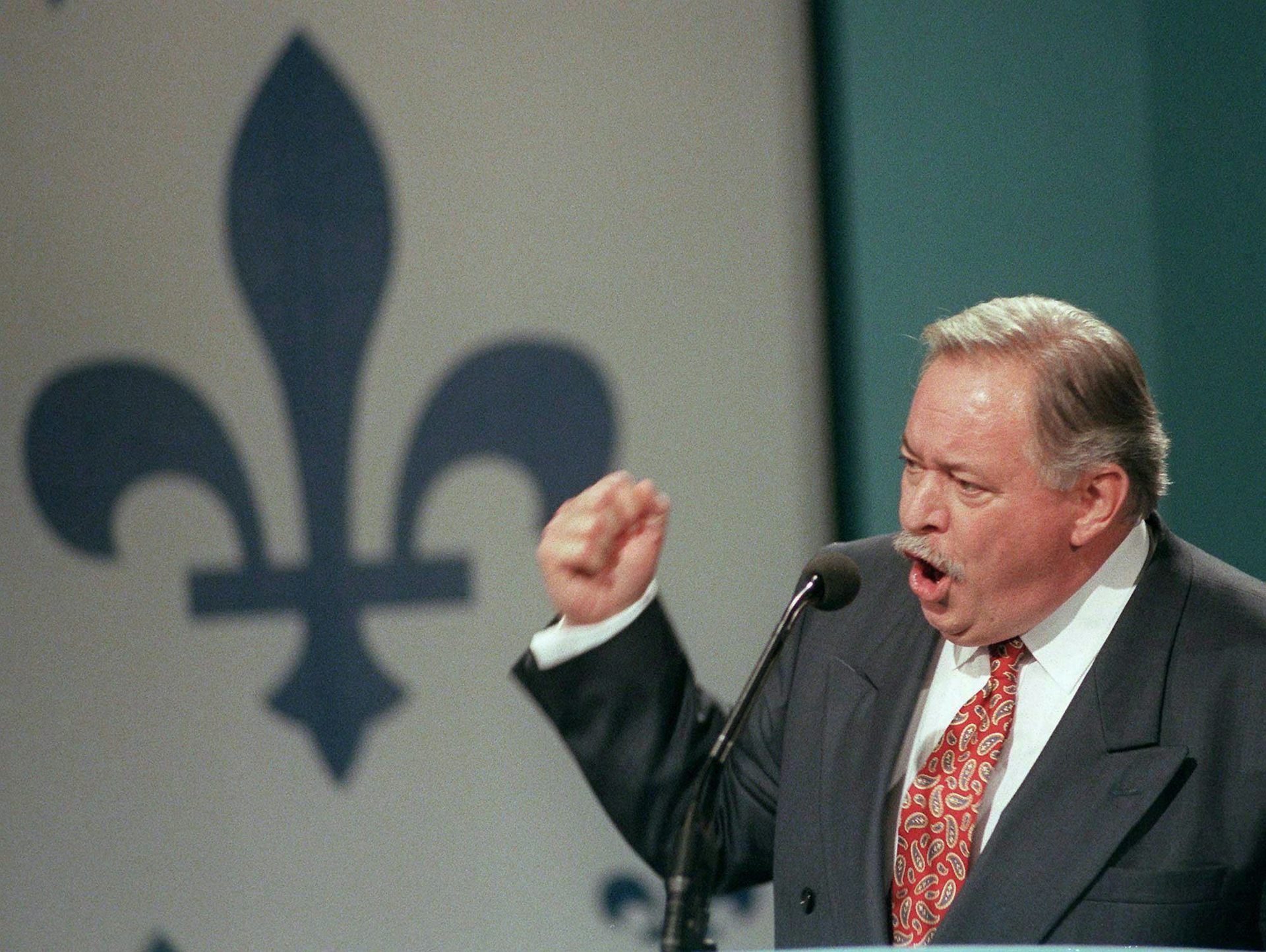 Le premier ministre du Québec, Jacques Parizeau, fait un geste avec sa main