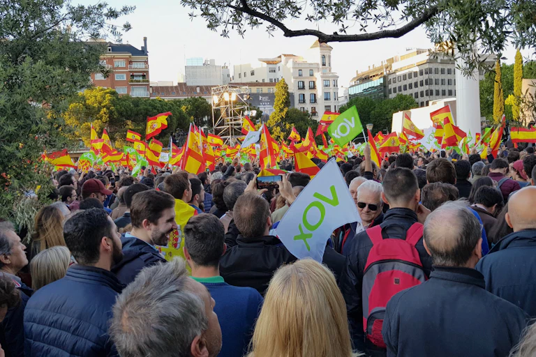 Concentración de personas con banderas de España y de Vox.