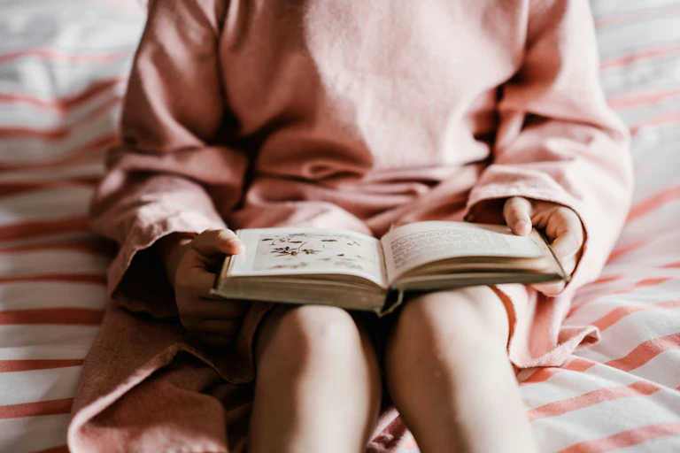 Une enfant qui lit