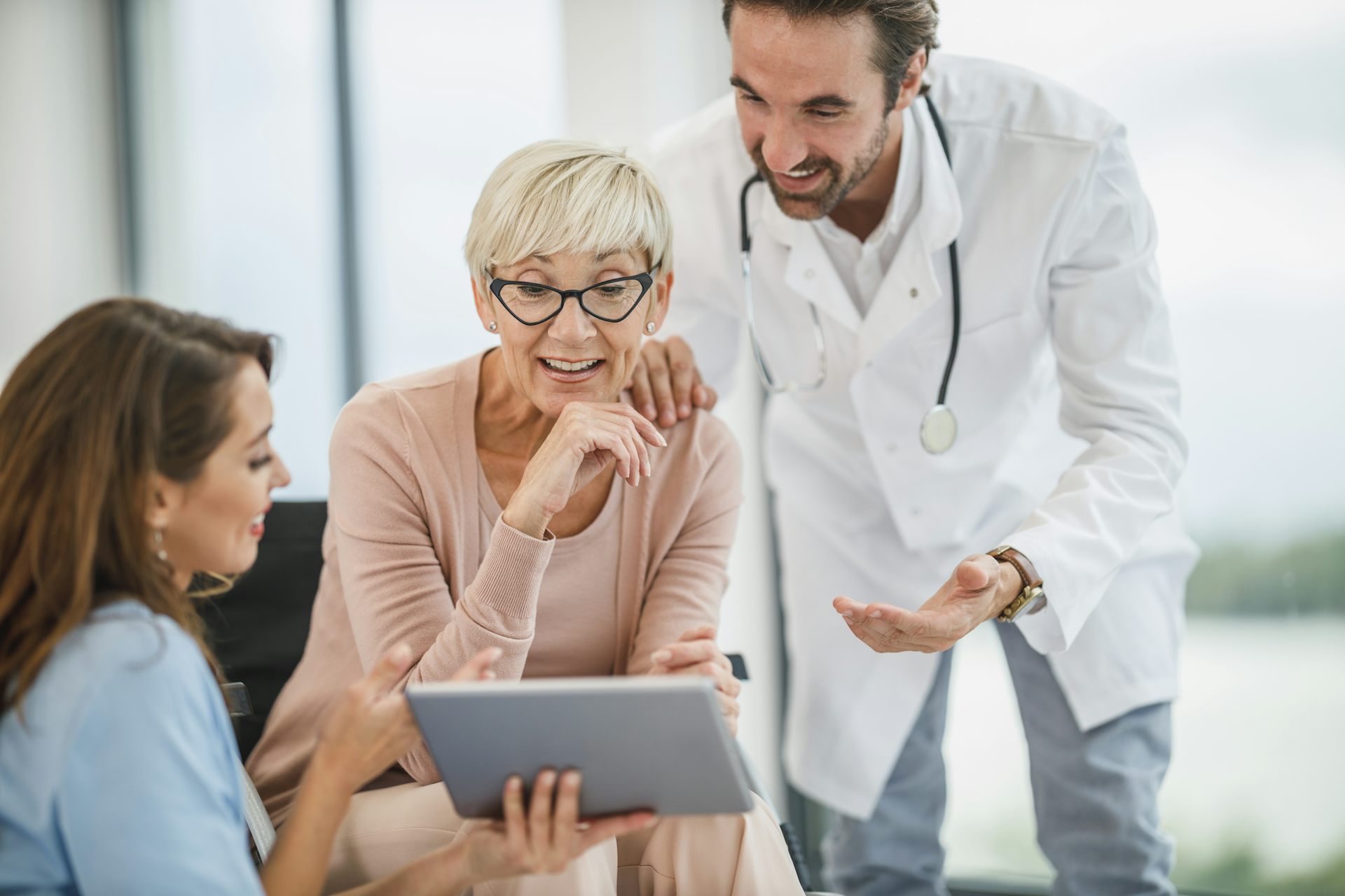 Deux femmes échangent avec un médecin.