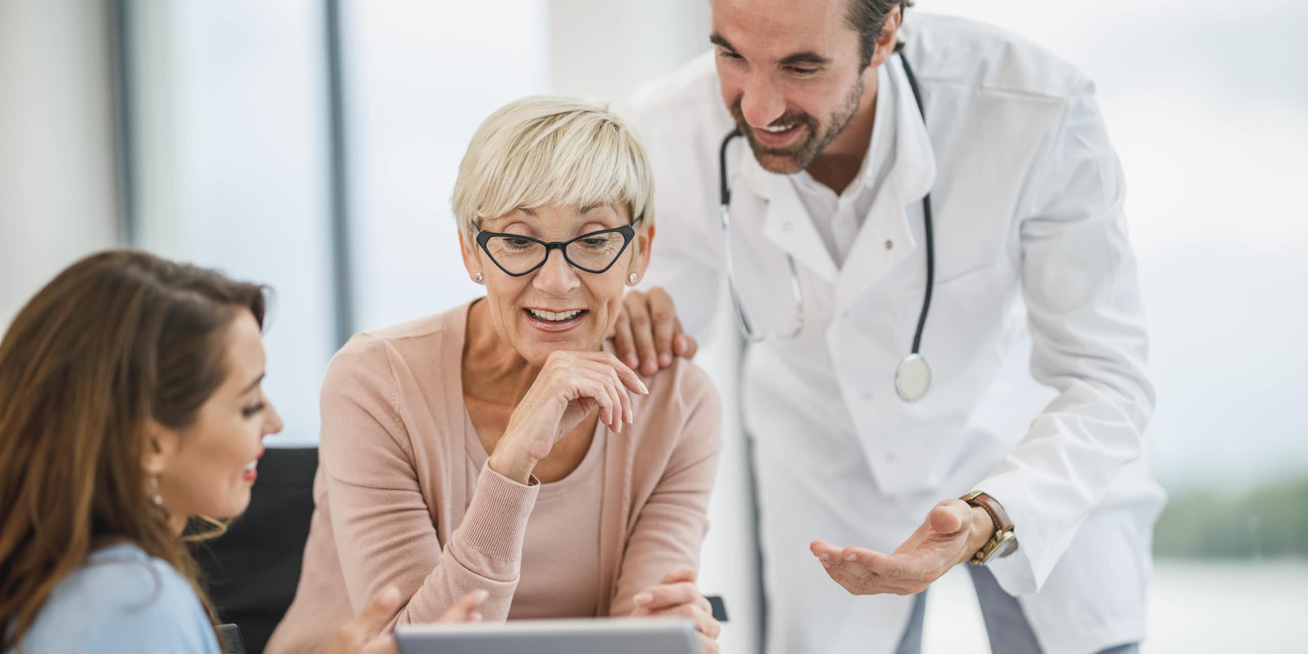 Deux femmes échangent avec un médecin.