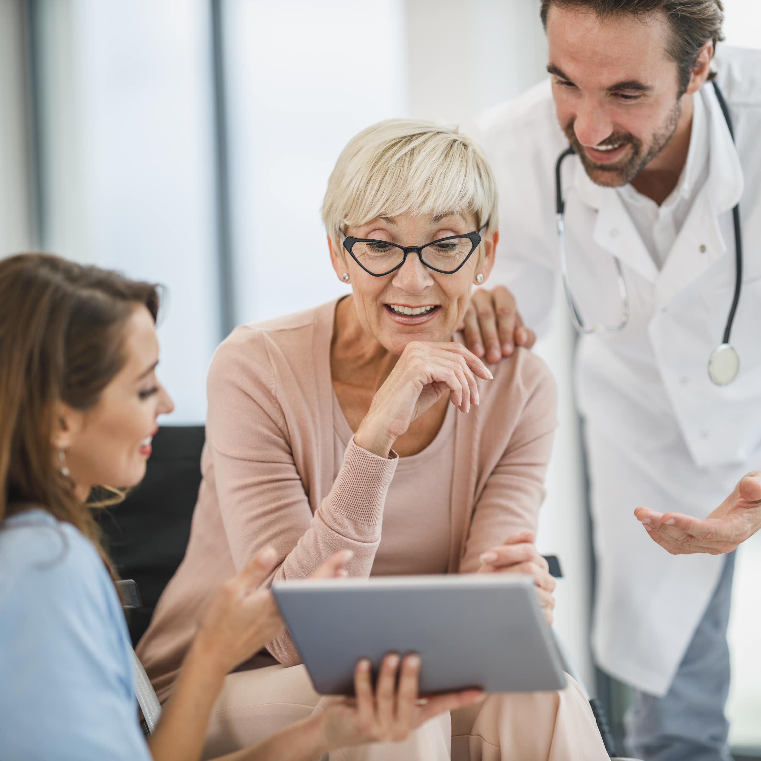 Deux femmes échangent avec un médecin.