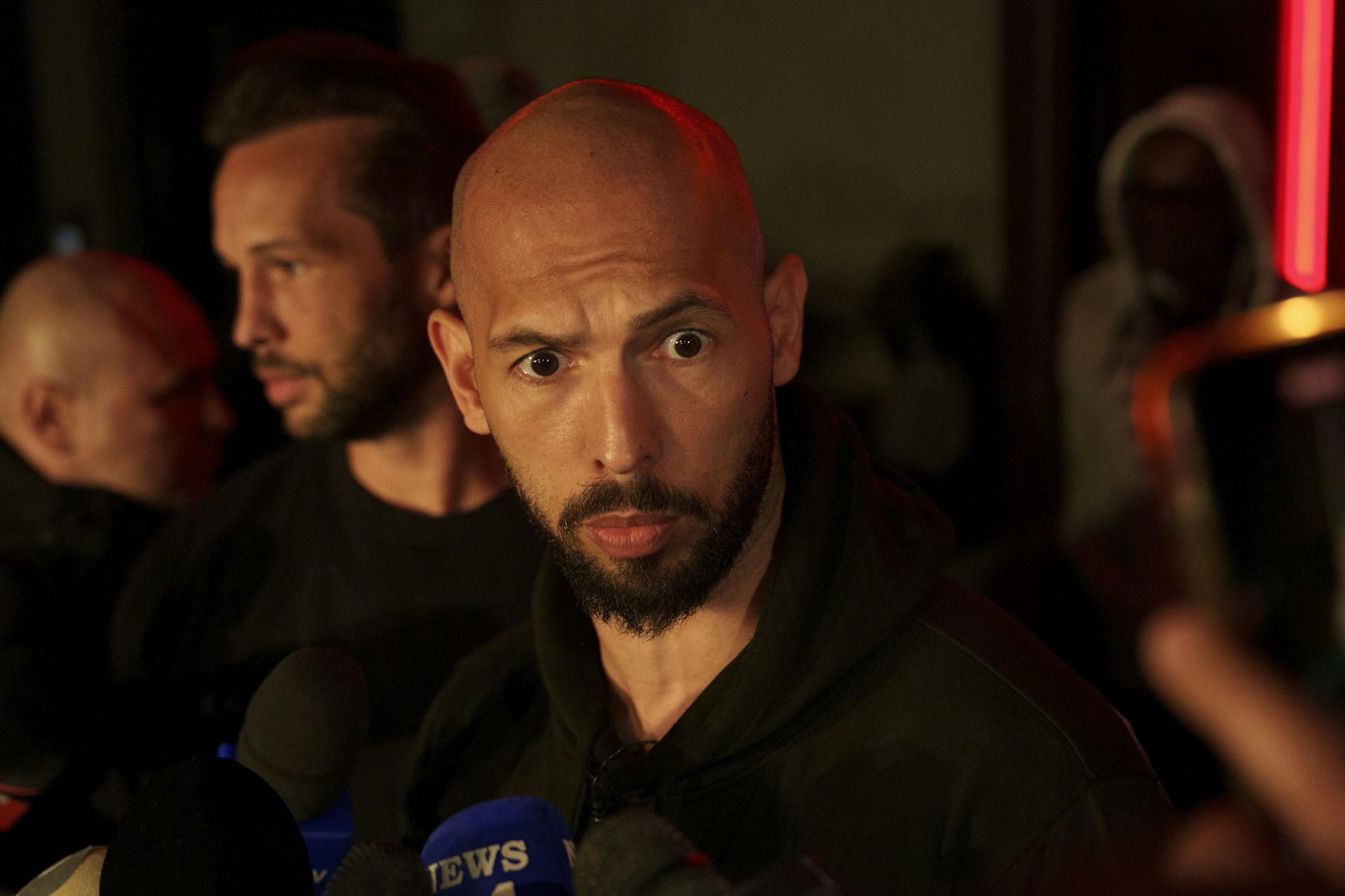 Deux hommes parlent aux médias.