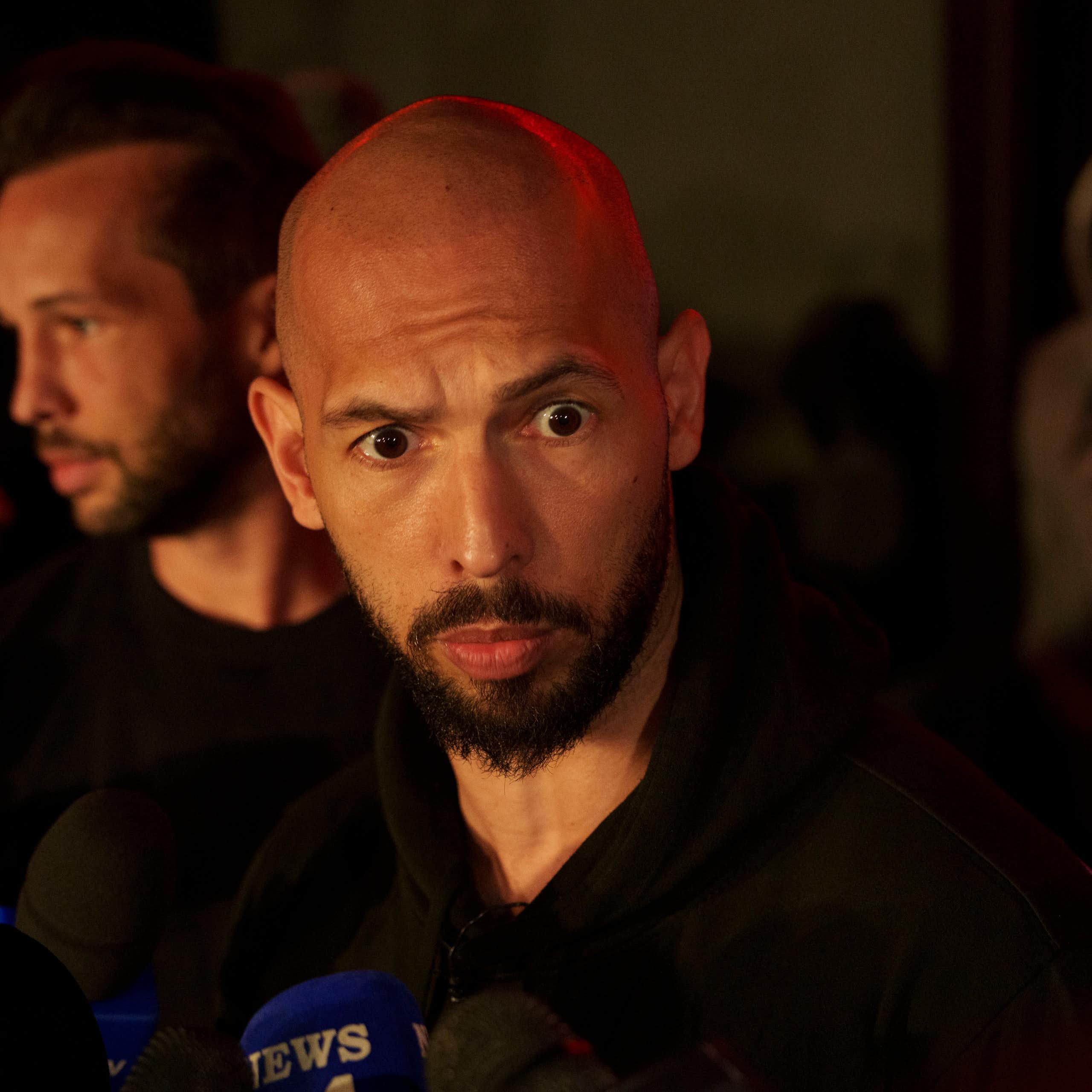 Deux hommes parlent aux médias.