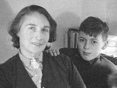 Foto en blanco y negro de una mujer y un niño.