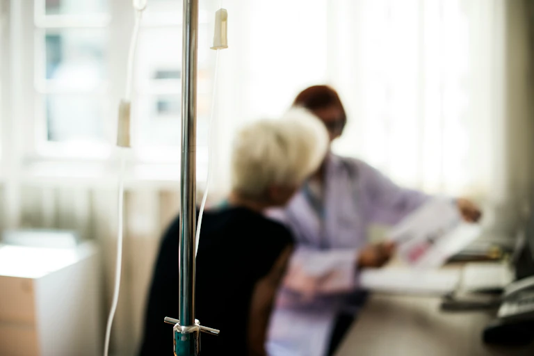 Une femme âgée consulte une médecin.