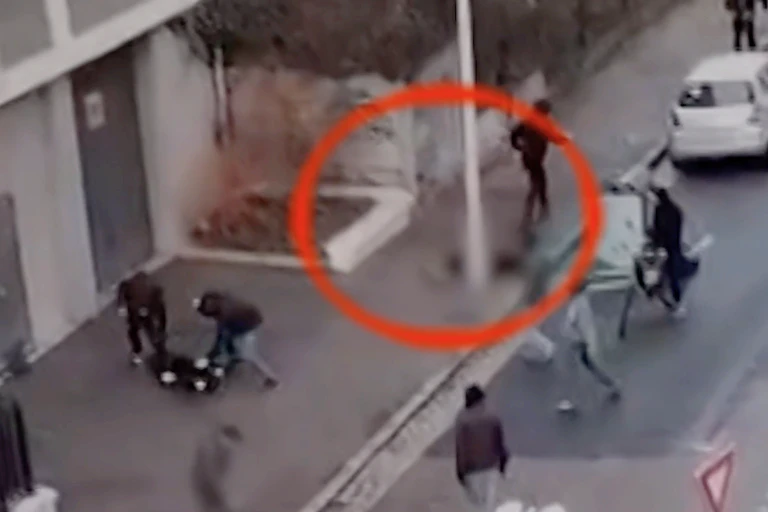 Images d'affrontements violents dans la rue. Un homme à terre est frappé.