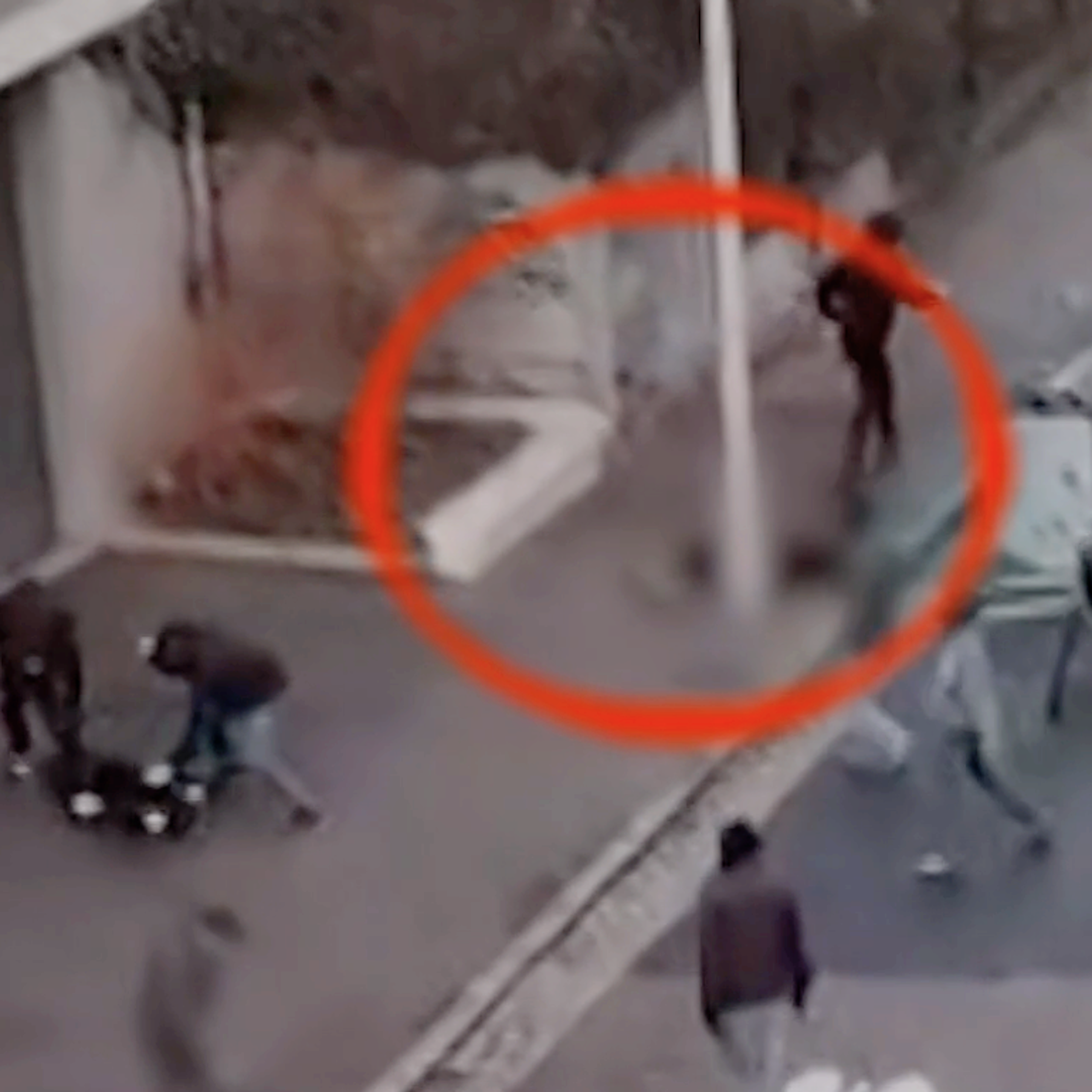 Images d'affrontements violents dans la rue. Un homme à terre est frappé.