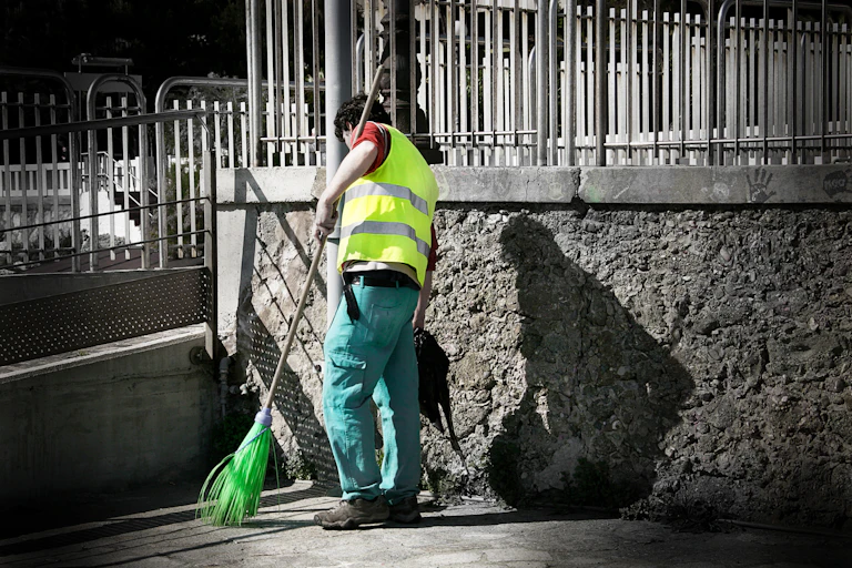 Trabajador de la limpieza con una escoba