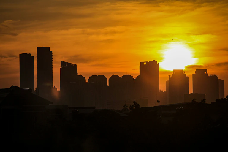 ville au coucher du soleil