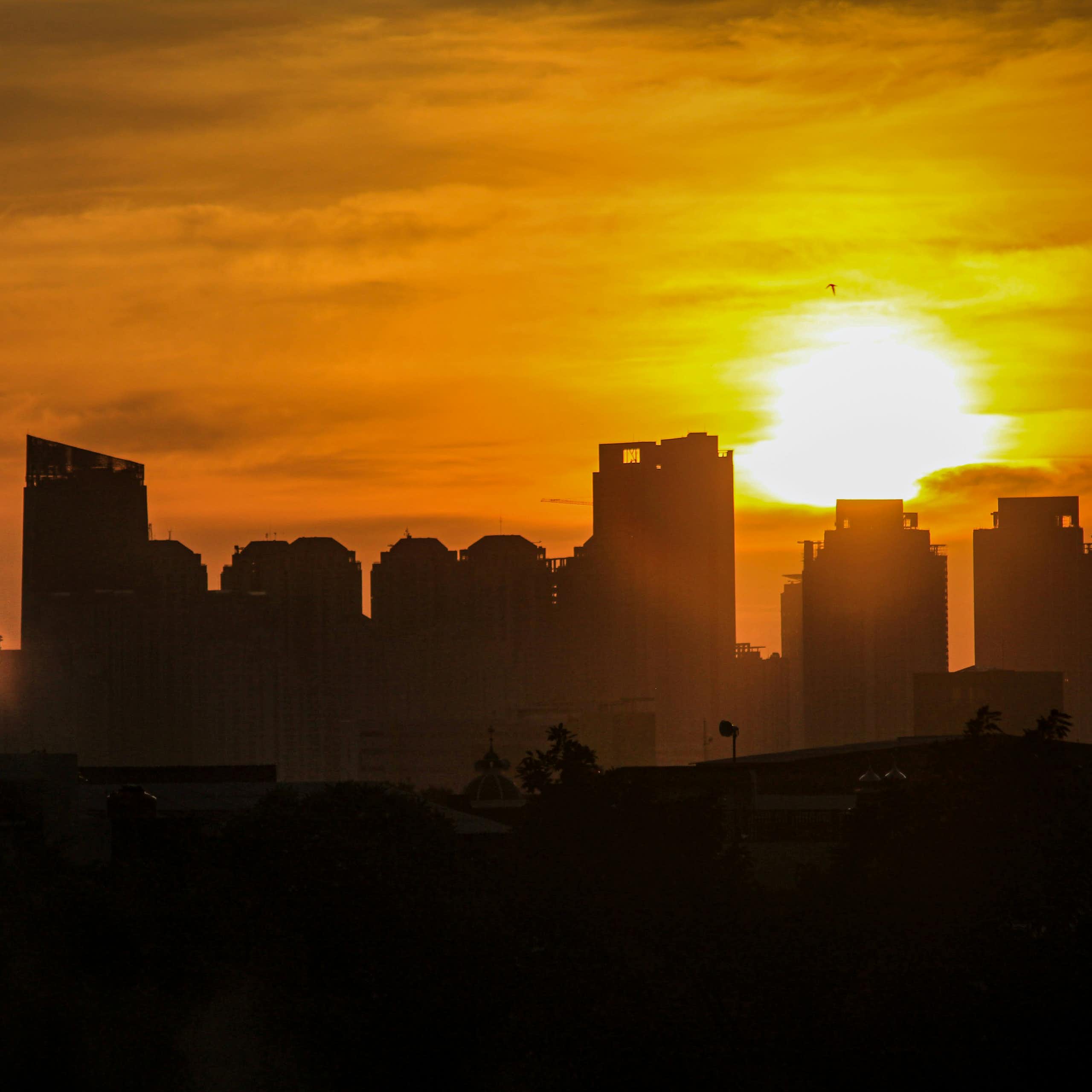 ville au coucher du soleil