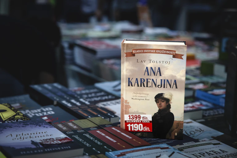 Portada de la novela en ruso _Anna Karenina_ traducida al serbio.