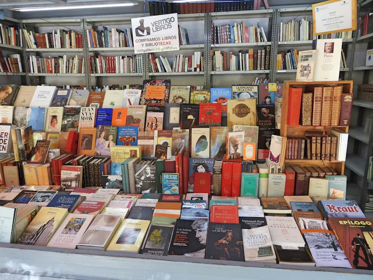 Caseta con libros.