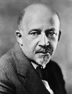 Retrato de un hombre calvo con traje