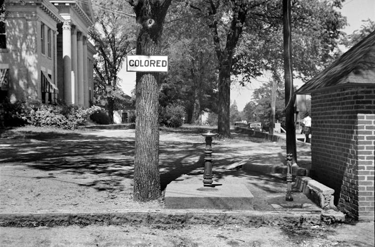 Detroit alguna vez fue el hogar de 18 hospitales administrados por negros: aquí le mostramos cómo comprender su ascenso y caída 1 Un cartel que dice