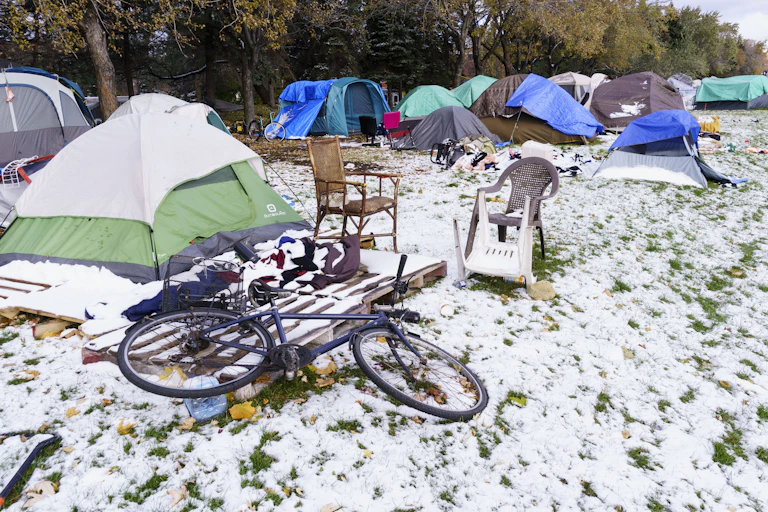 Un campement de sans-abri en hiver, à Montréal
