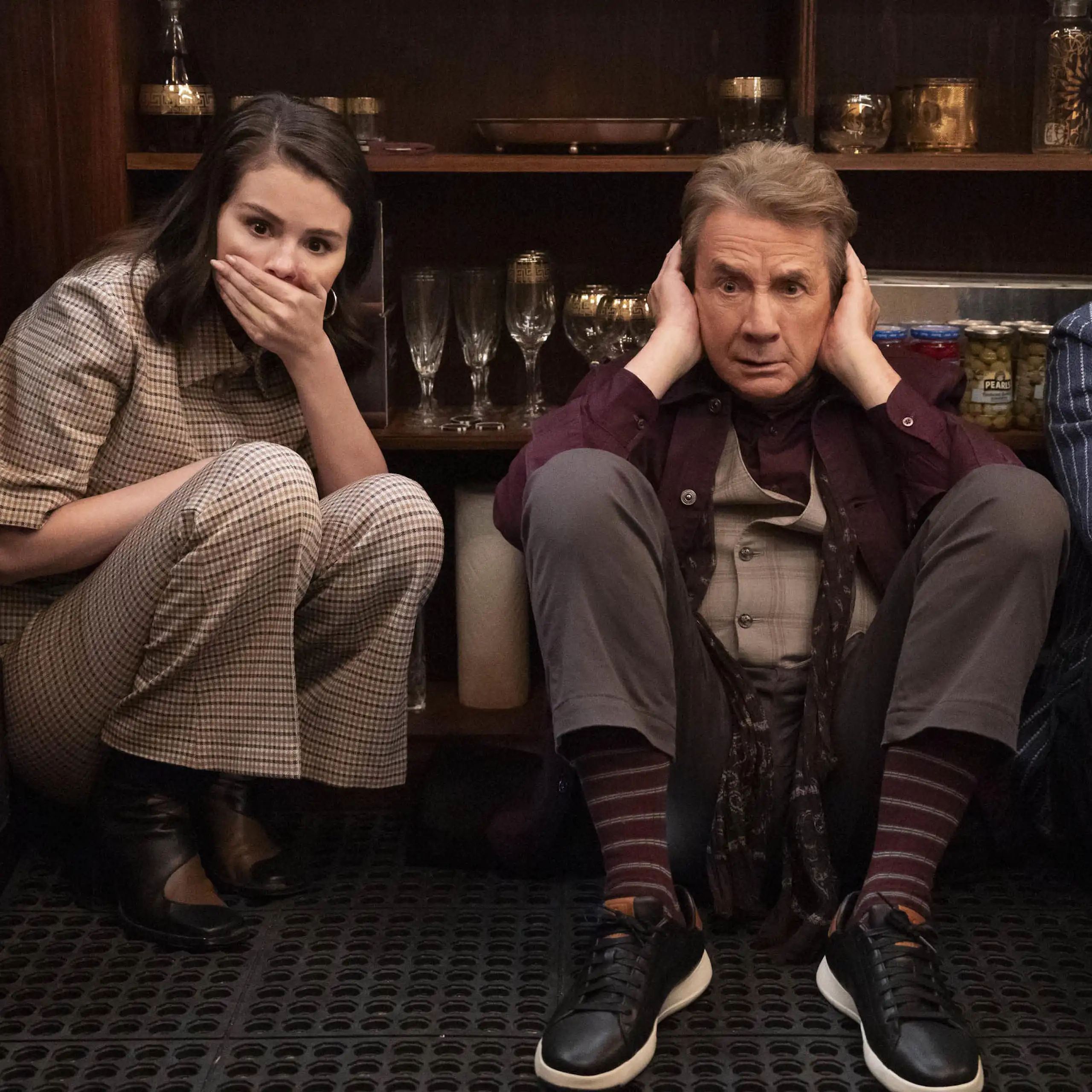 Una chica se tapa la boca, un señor las orejas y otro señor los ojos.