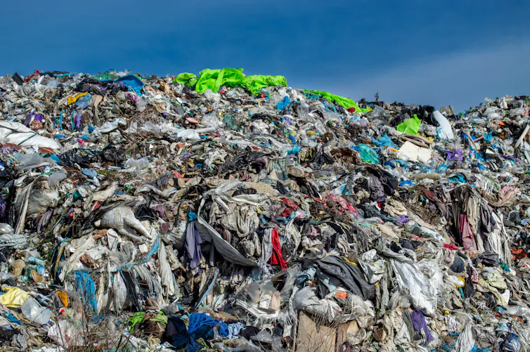 Des piles de vêtements