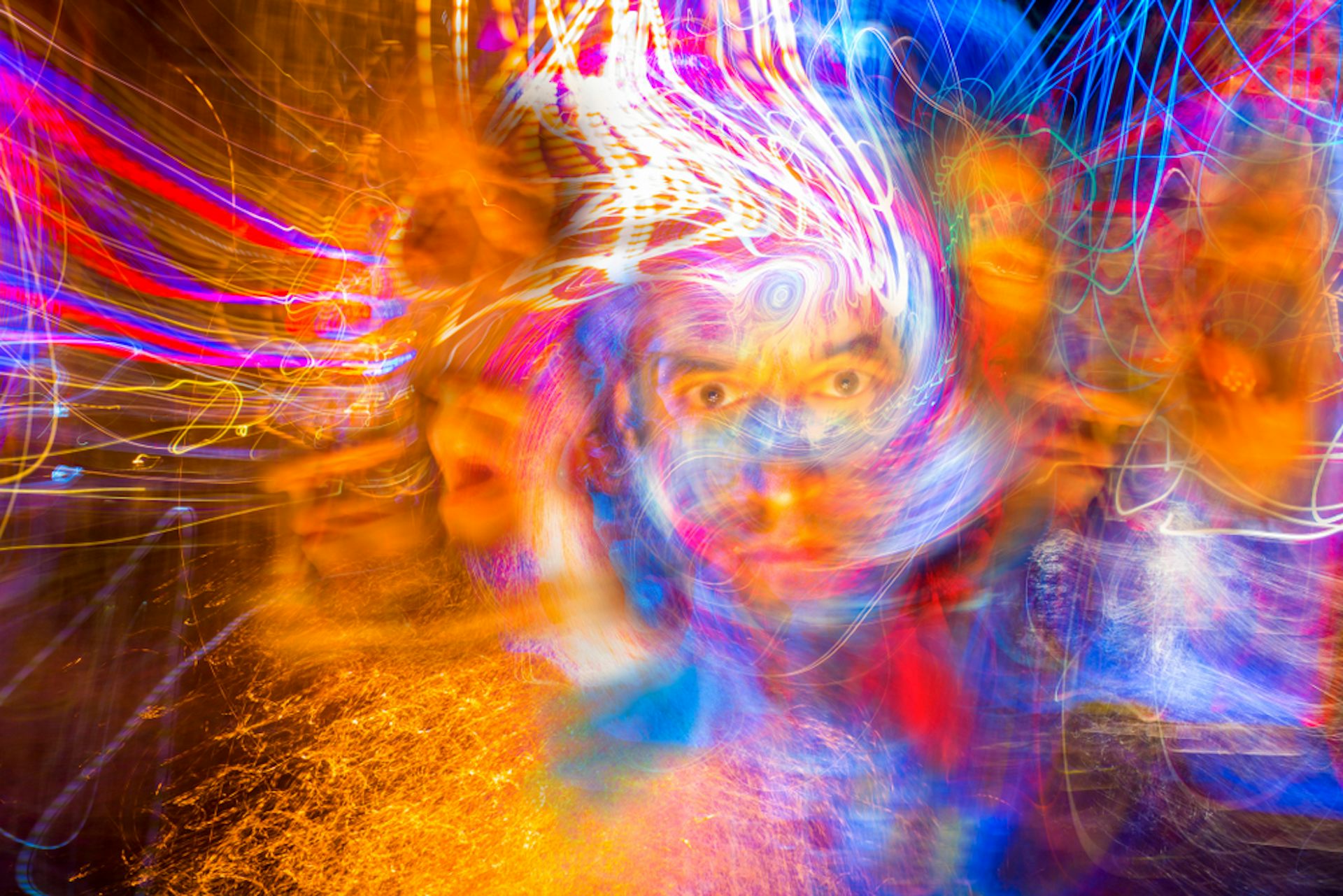Um redemoinho psicodélico em torno da cabeça de um homem.