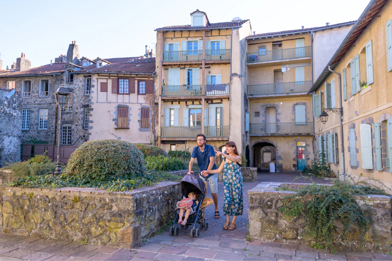Aurillac, balade d’un couple en centre ville.