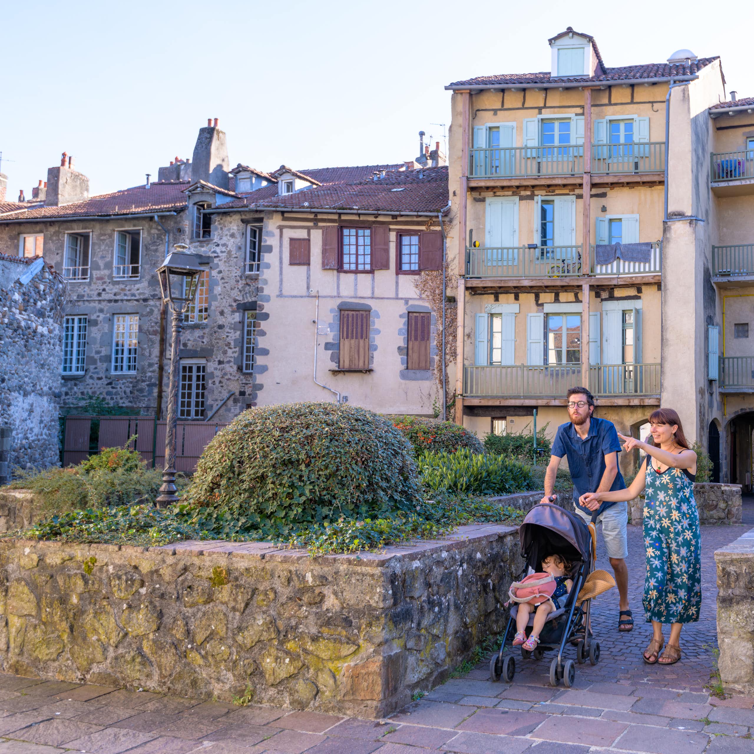 Aurillac, balade d’un couple en centre ville.