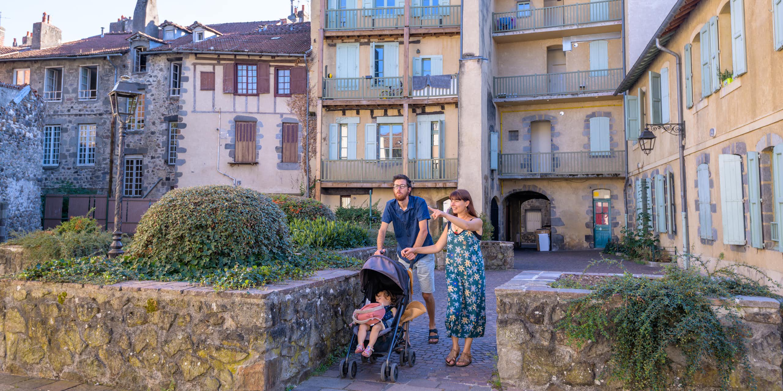 Aurillac, balade d’un couple en centre ville.