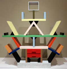 Librería de colores y formas variadas.
