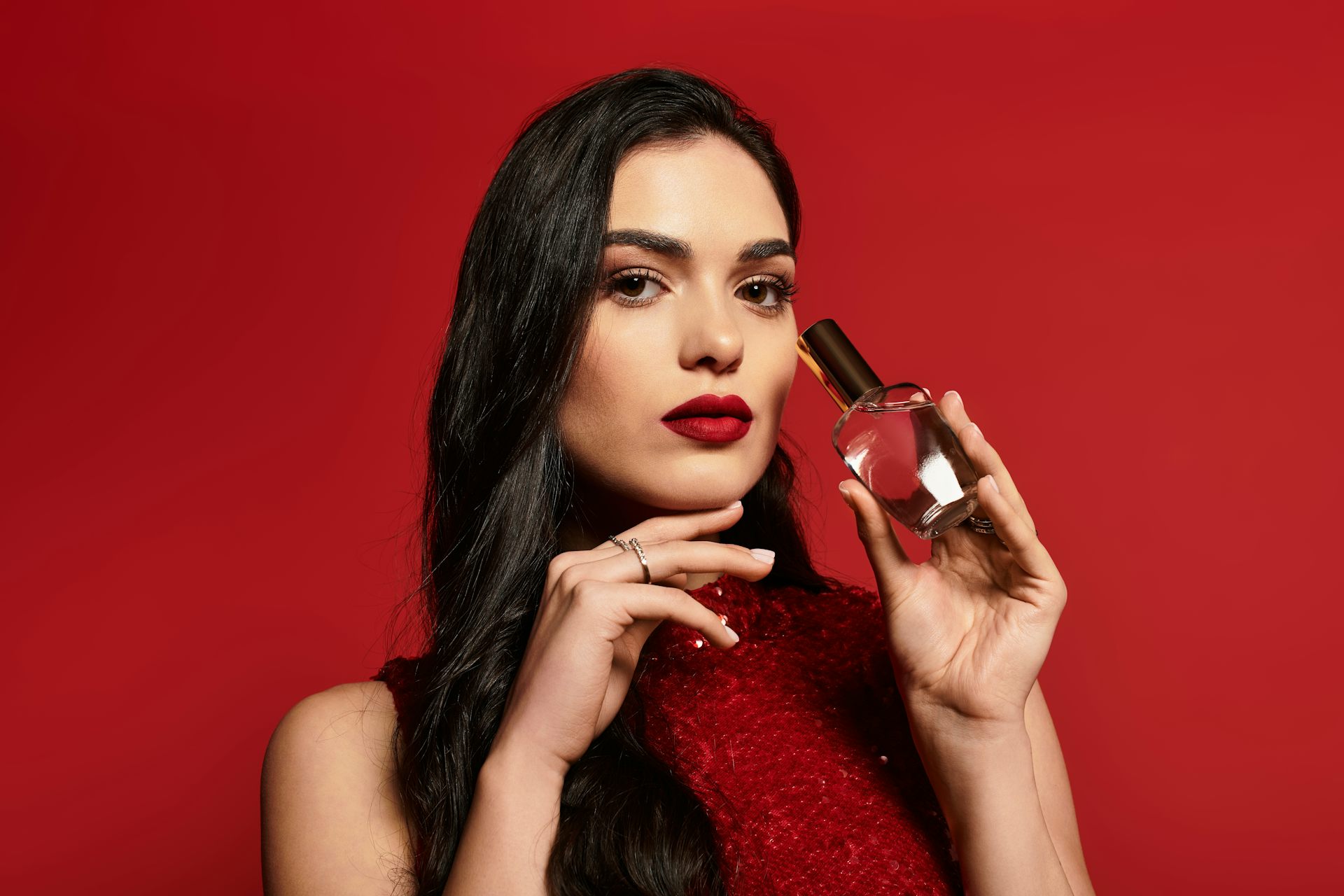 Mujer posando con un perfume