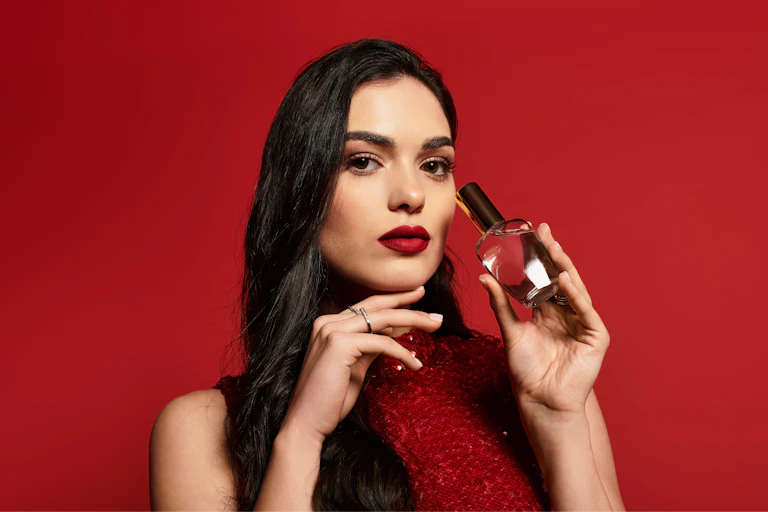 Mujer posando con un perfume