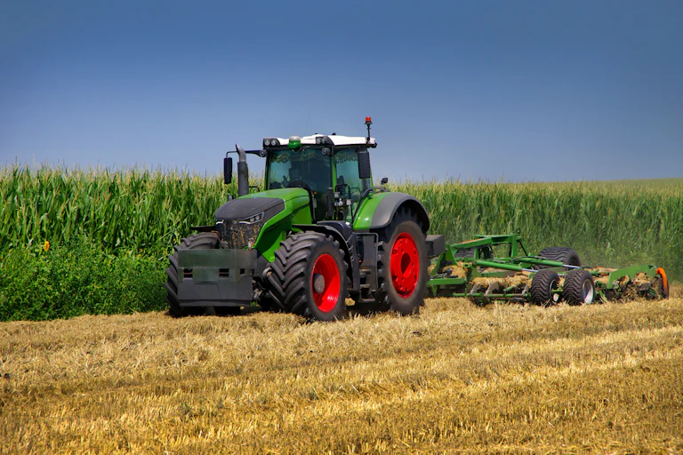 Un tracteur en bordure d’un champ de maïs
